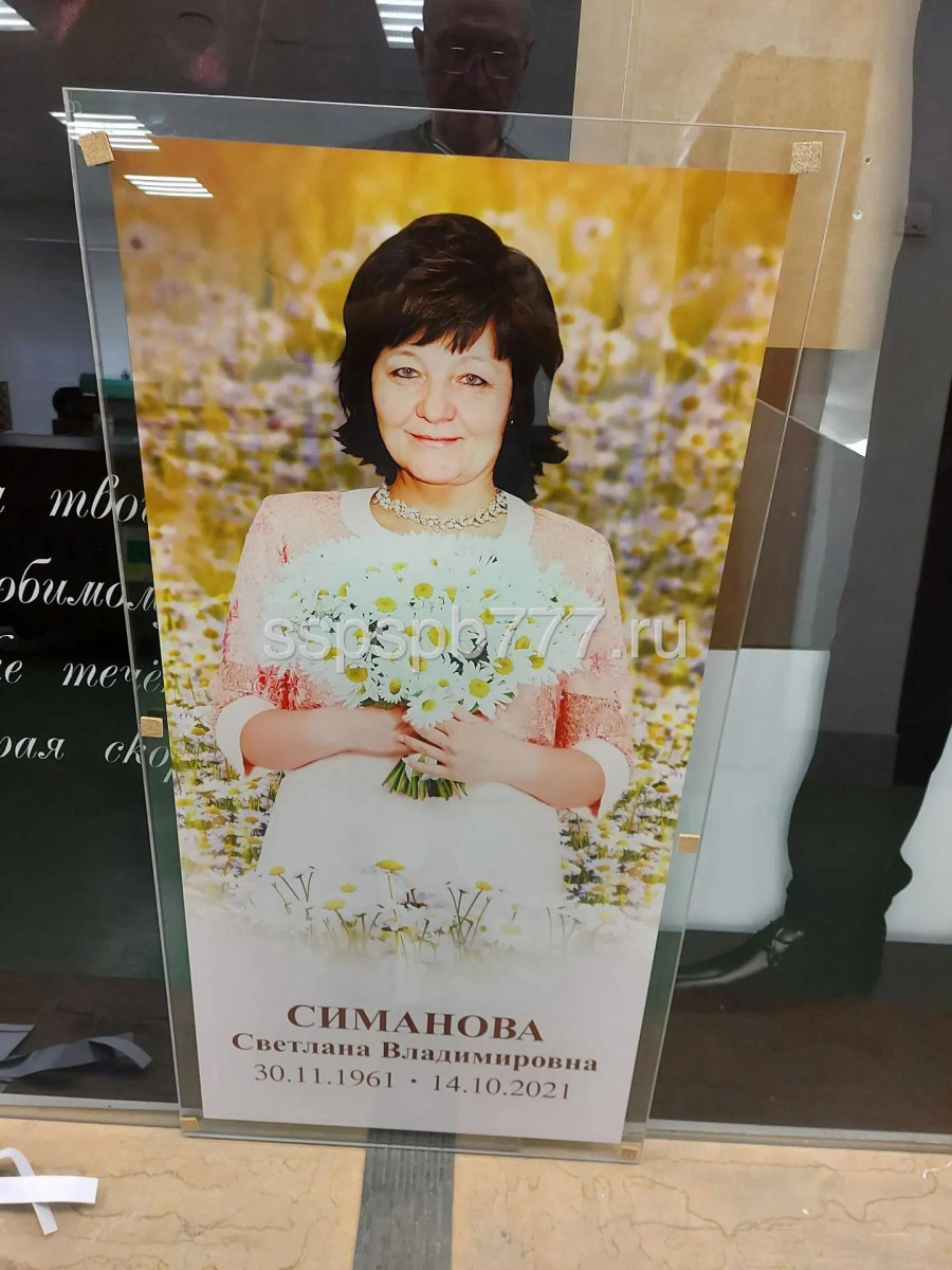 Stela-i-cvetnik-iz-stekla-dlya-pamyatnika